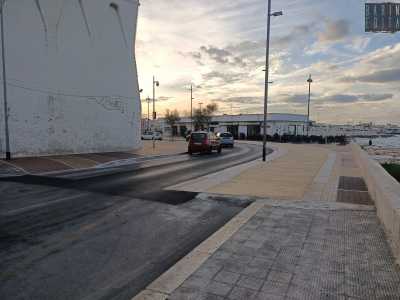 Poco dopo comincia la pavimentazione appena realizzata, pi� larga e colorata di quella precedente